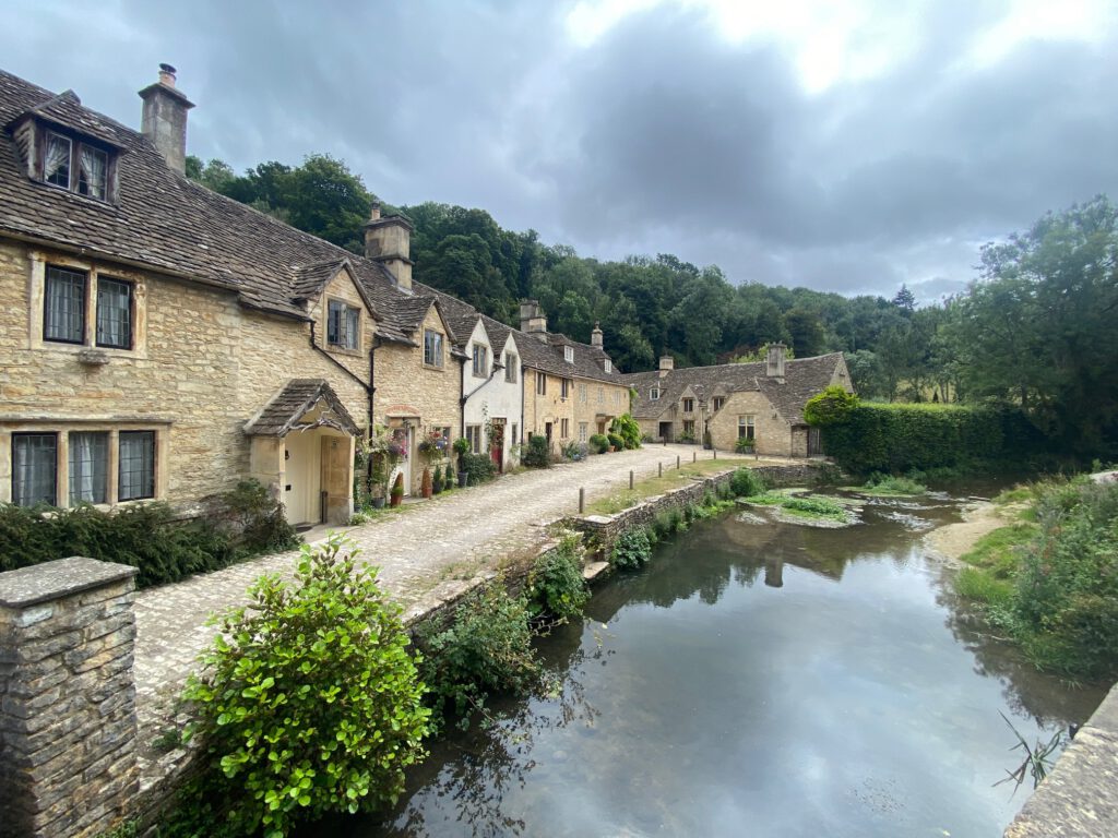 Rij huisjes in Castle Combe, na onze reis door de Eurotunnel