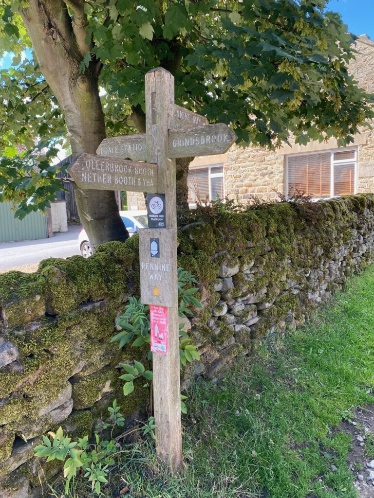 Wegwijsbord van wandelroutes in het Peak district bij de ingang van de camping