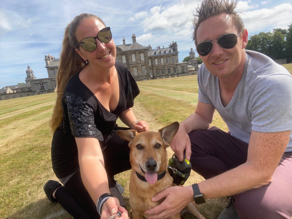 Nicole, Ken en Ziggy op het landgoed van "The Duke of Sandringham" (Outlander)