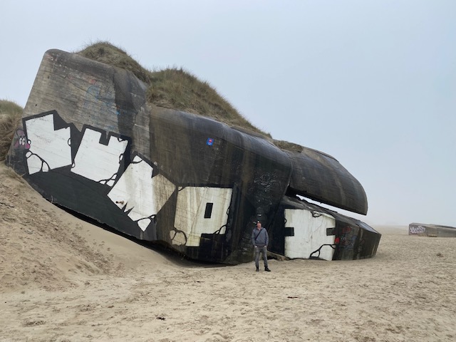 Grote bunkers ingezakt op het strand