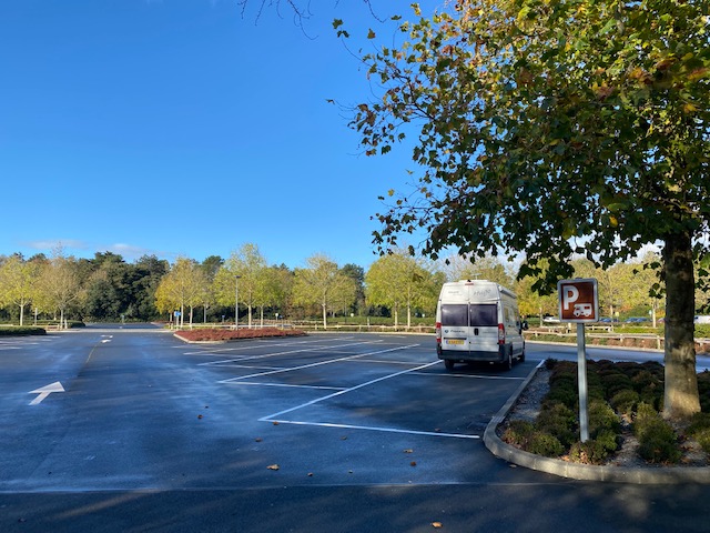 Ruime parkeerplaats bij de Cemetary