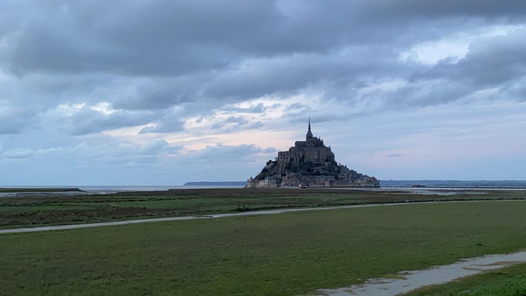 Le Mont-Saint-Michel langs de westkust van Frankrijk