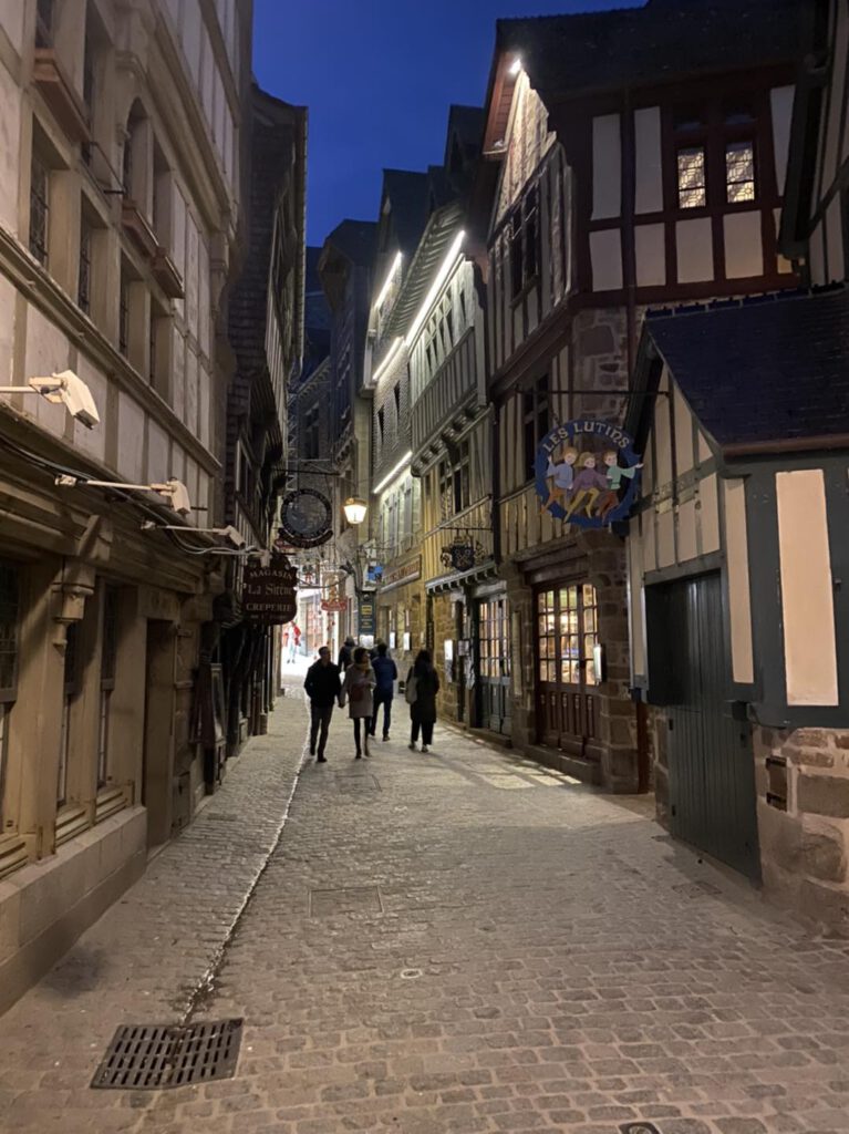 Le Mont-Saint-Michel in de avond