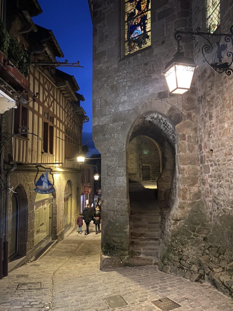 Le Mont-Saint-Michel in de avond