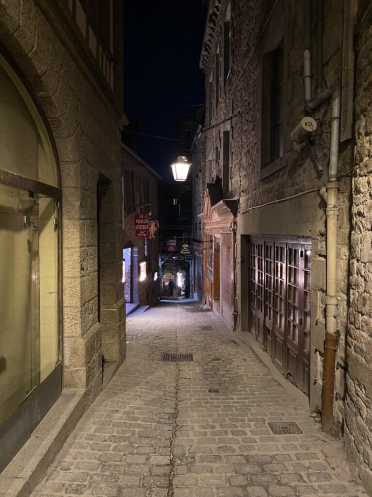 Le Mont-Saint-Michel in de avond