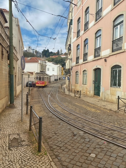 Trammetje in Alfama Lissabon