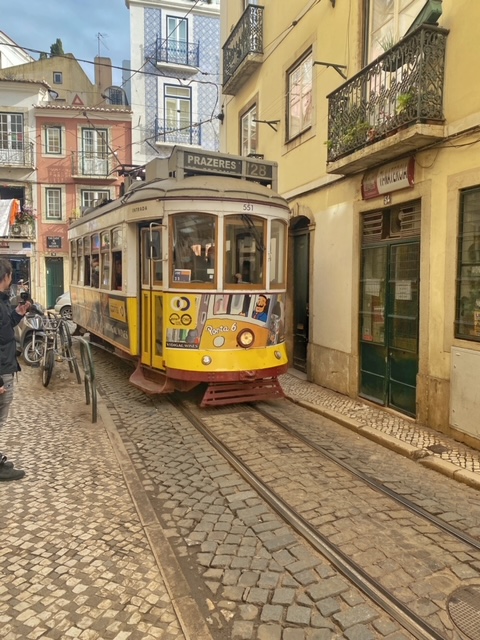 Trammetje in Alfama Lissabon