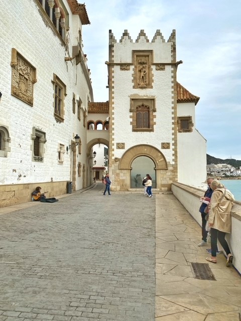 Om de hoek van de  ‘Sant Bartomeu i Santa Tecla de Sitges'