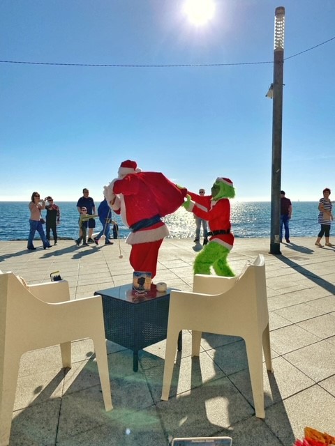 Kerstman & Grinch op Torrevieja boulevard